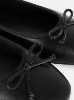 Baleriny na płaskiej podeszwie z kokardką