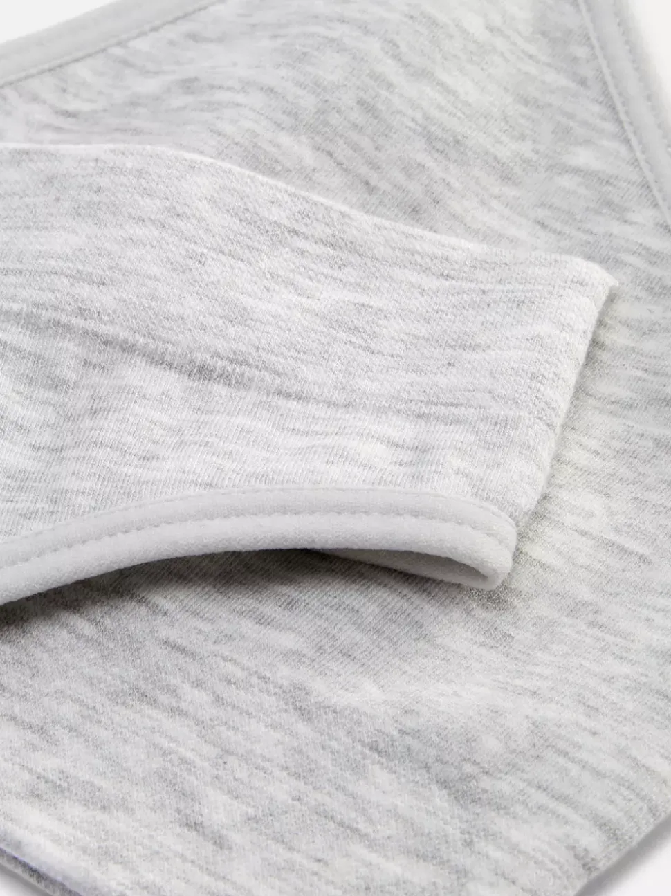 Bezszwowa trójkątna braletka i stringi