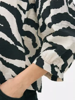 Bluzka w zebrę z bufiastym rękawem Paula Echevarría