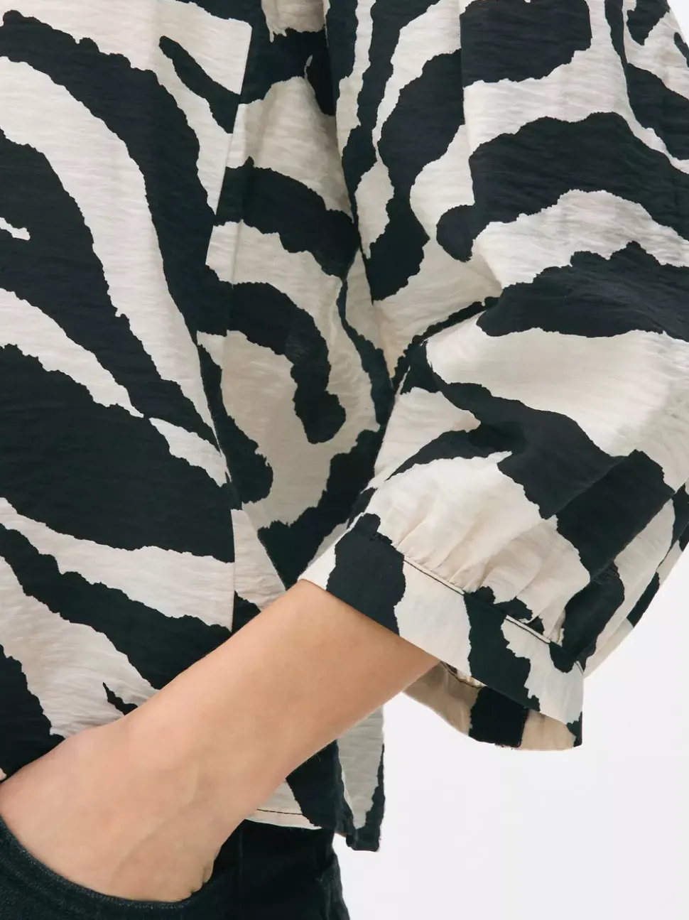 Bluzka w zebrę z bufiastym rękawem Paula Echevarría