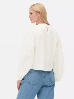 Bluzka z falbanką i bufiastymi rękawami