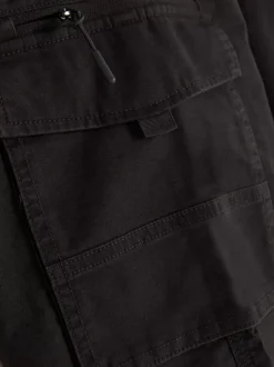 Bojówki z luźnymi mankietami