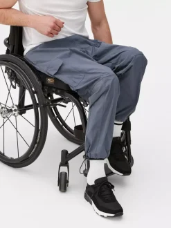 Bojówki ze ściągaczami na nogawkach