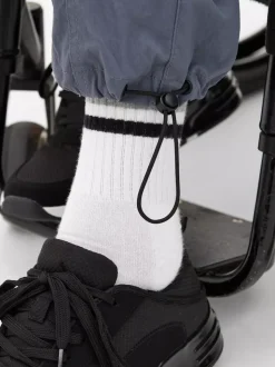 Bojówki ze ściągaczami na nogawkach