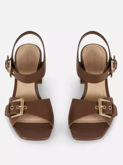 Buty na obcasie klockowym z ozdobnymi oczkami