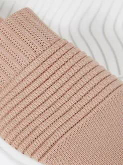 Buty sportowe z dzianinową prążkowaną cholewką