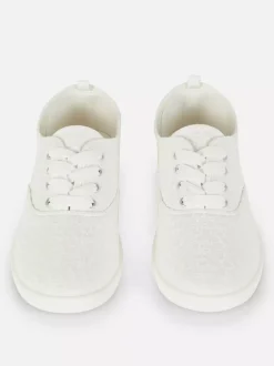 Buty sportowe z haftem na płaskiej platformie