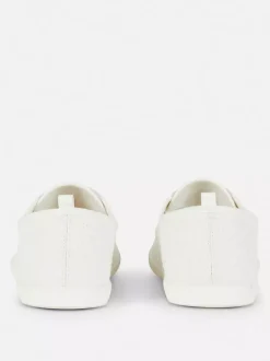 Buty sportowe z haftem na płaskiej platformie