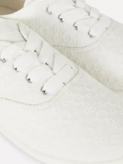 Buty sportowe z haftem na płaskiej platformie