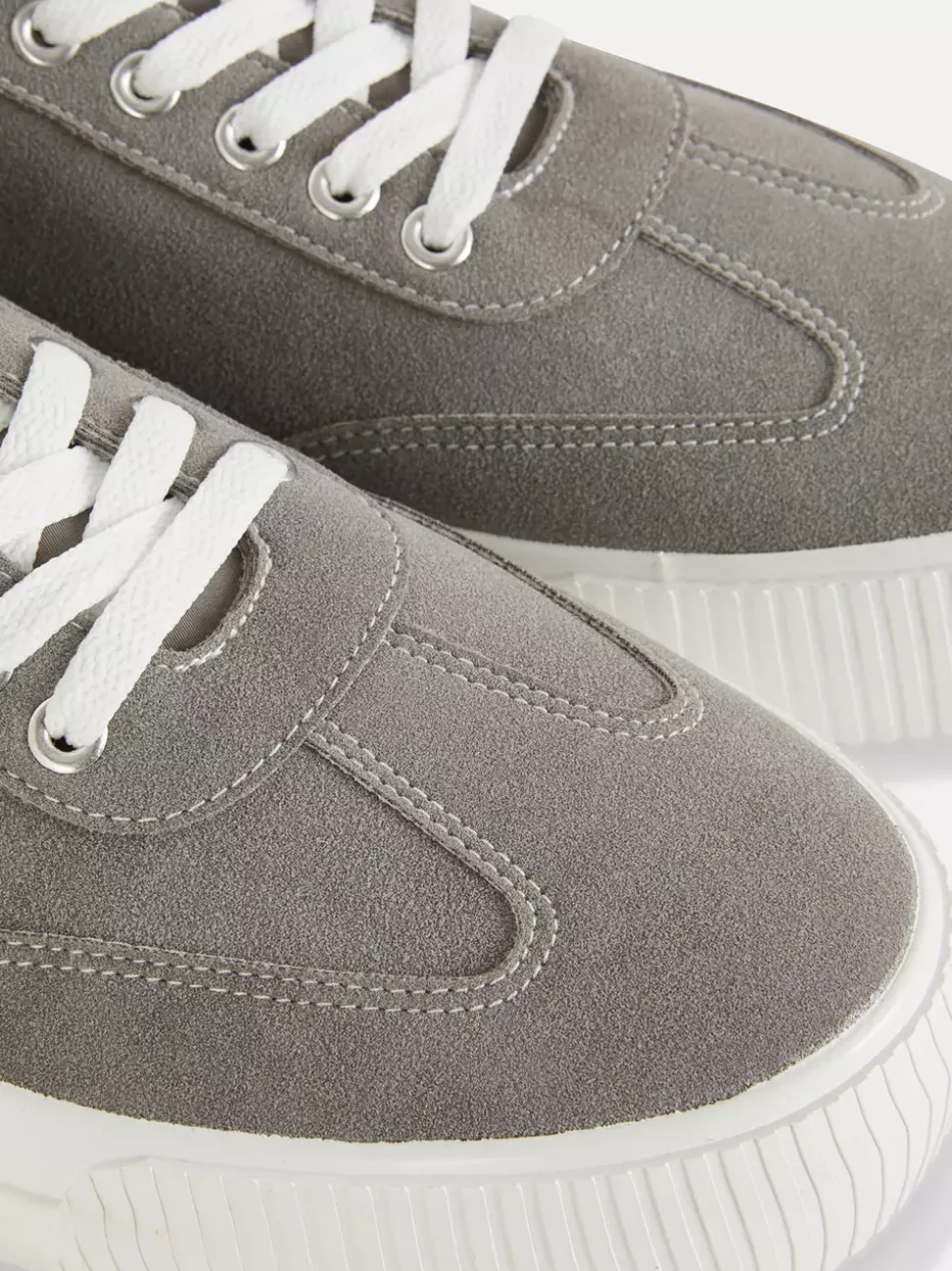 Buty sportowe z niską cholewką na grubej podeszwie