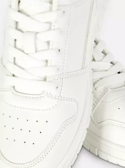 Buty sportowe z niską cholewką i panelami