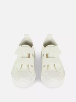 Błyszczące płócienne buty sportowe z niską cholewką