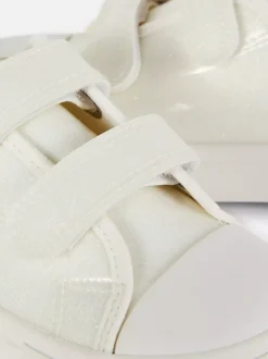 Błyszczące płócienne buty sportowe z niską cholewką