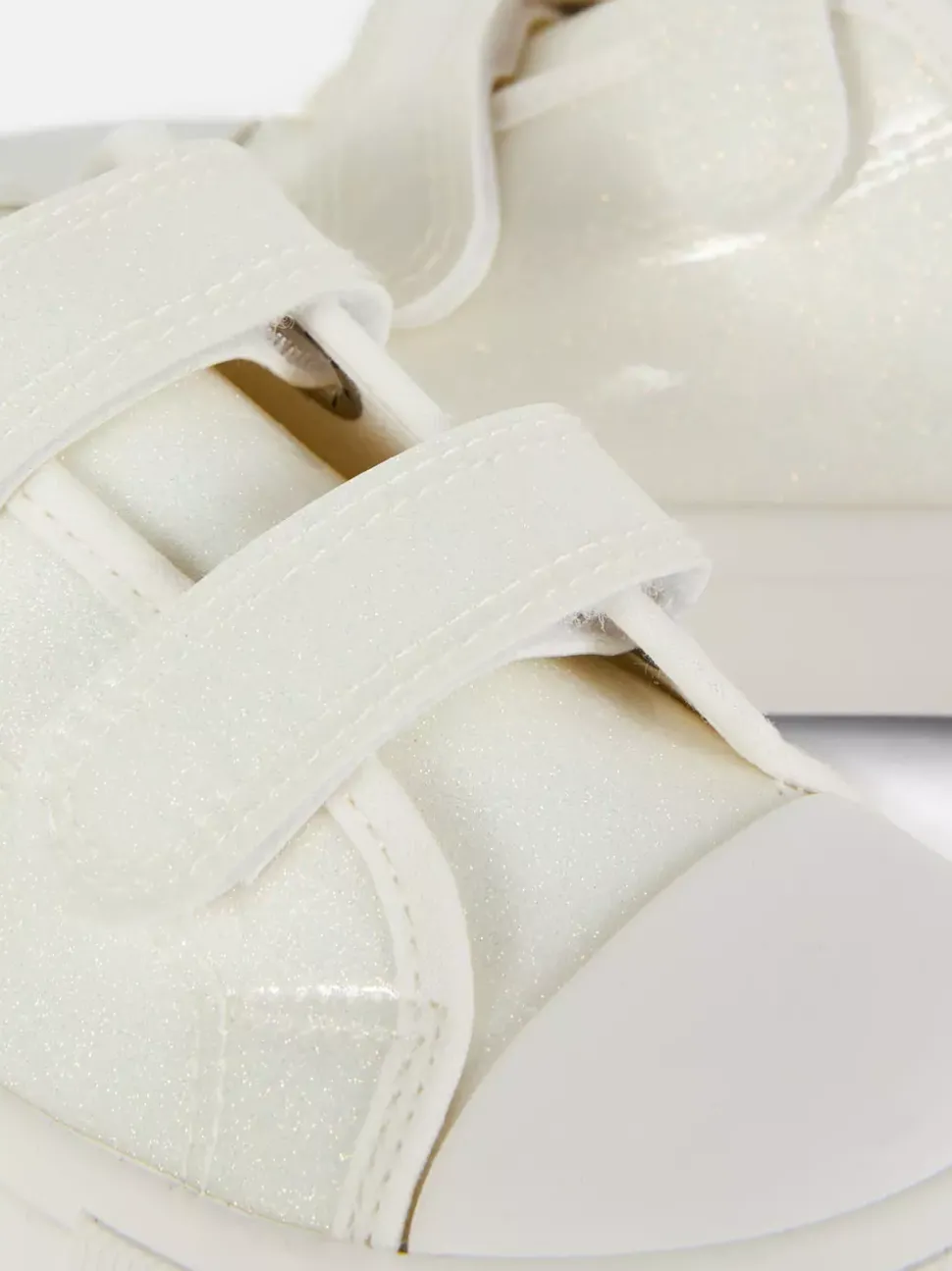 Błyszczące płócienne buty sportowe z niską cholewką