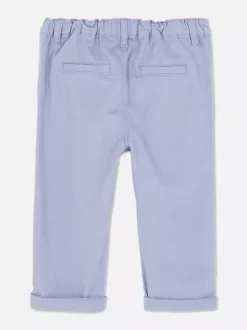 Chinosy z podwiniętą nogawką