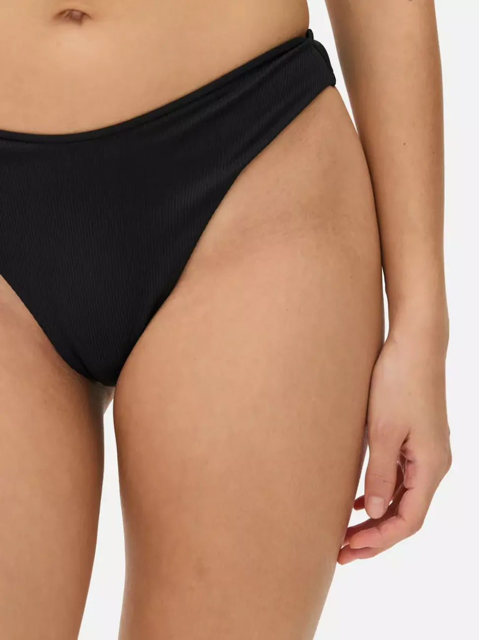 Dół od bikini z wysokimi wycięciami