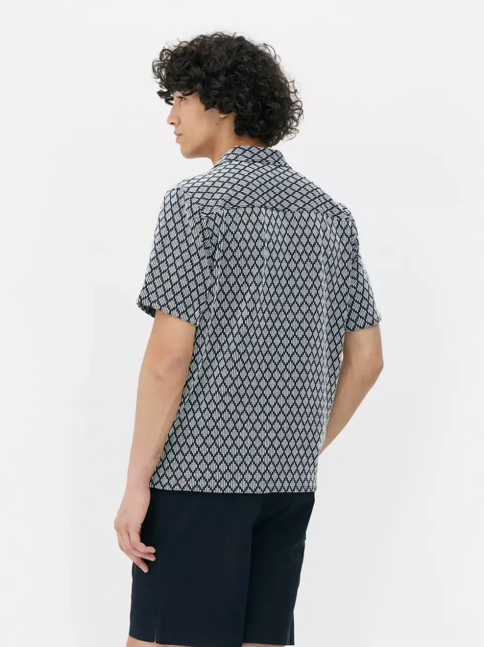 Dżersejowa koszula na guziki z geometrycznym wzorem
