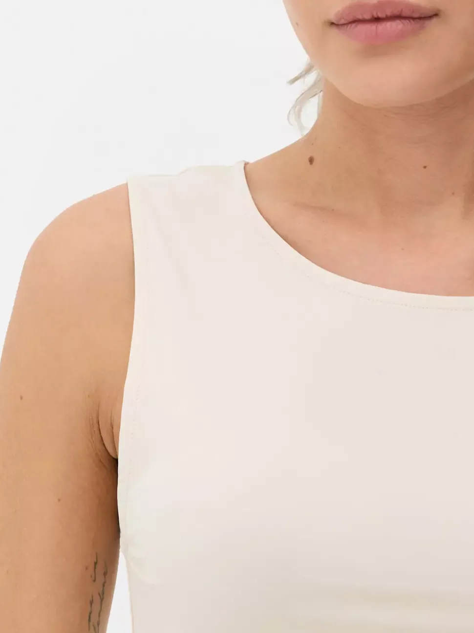 Dżersejowy top bez rękawów z efektem drugiej skóry
