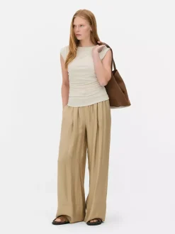 Drapowany top bez rękawów The Edit