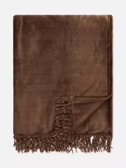 Duża miękka narzuta z frędzlami przy obszyciu