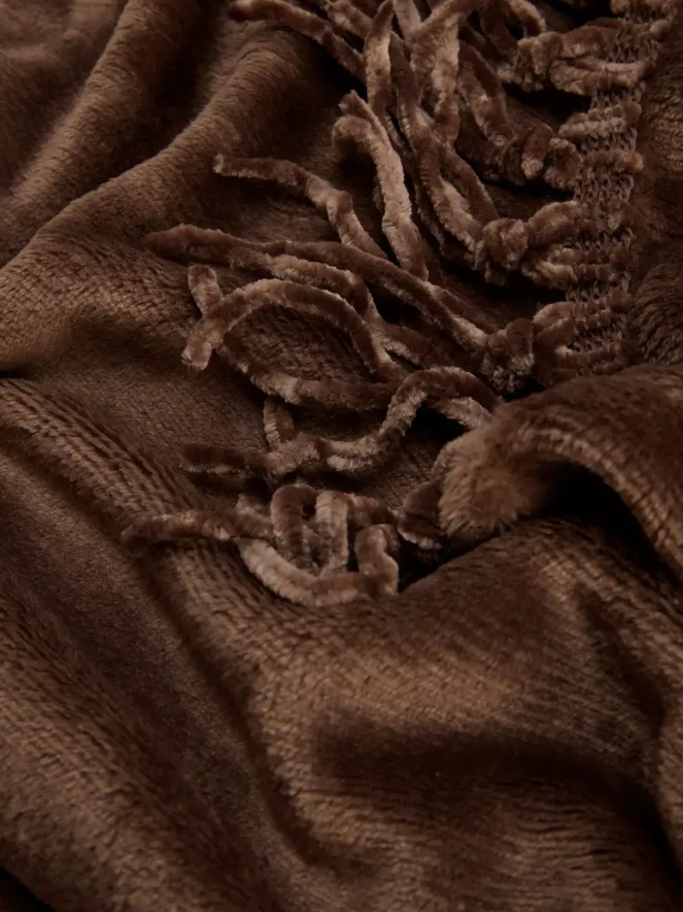 Duża miękka narzuta z frędzlami przy obszyciu