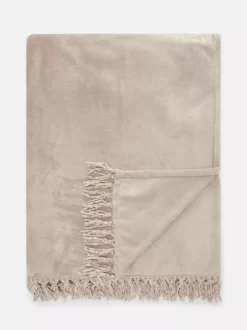 Duża miękka narzuta z frędzlami przy obszyciu