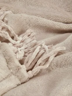Duża miękka narzuta z frędzlami przy obszyciu