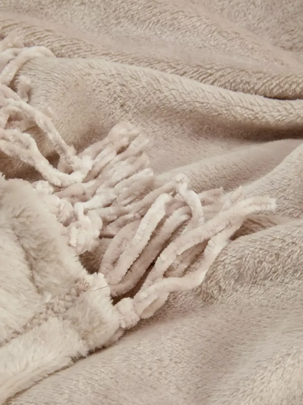 Duża miękka narzuta z frędzlami przy obszyciu