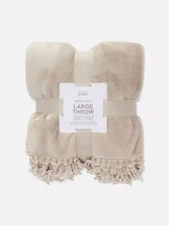 Duża miękka narzuta z frędzlami przy obszyciu