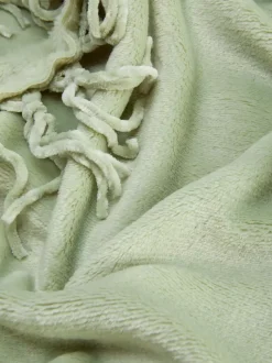 Duża miękka narzuta z frędzlami przy obszyciu