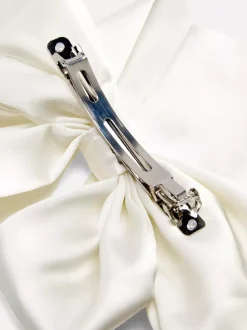 Duża satynowa kokarda dla panny młodej