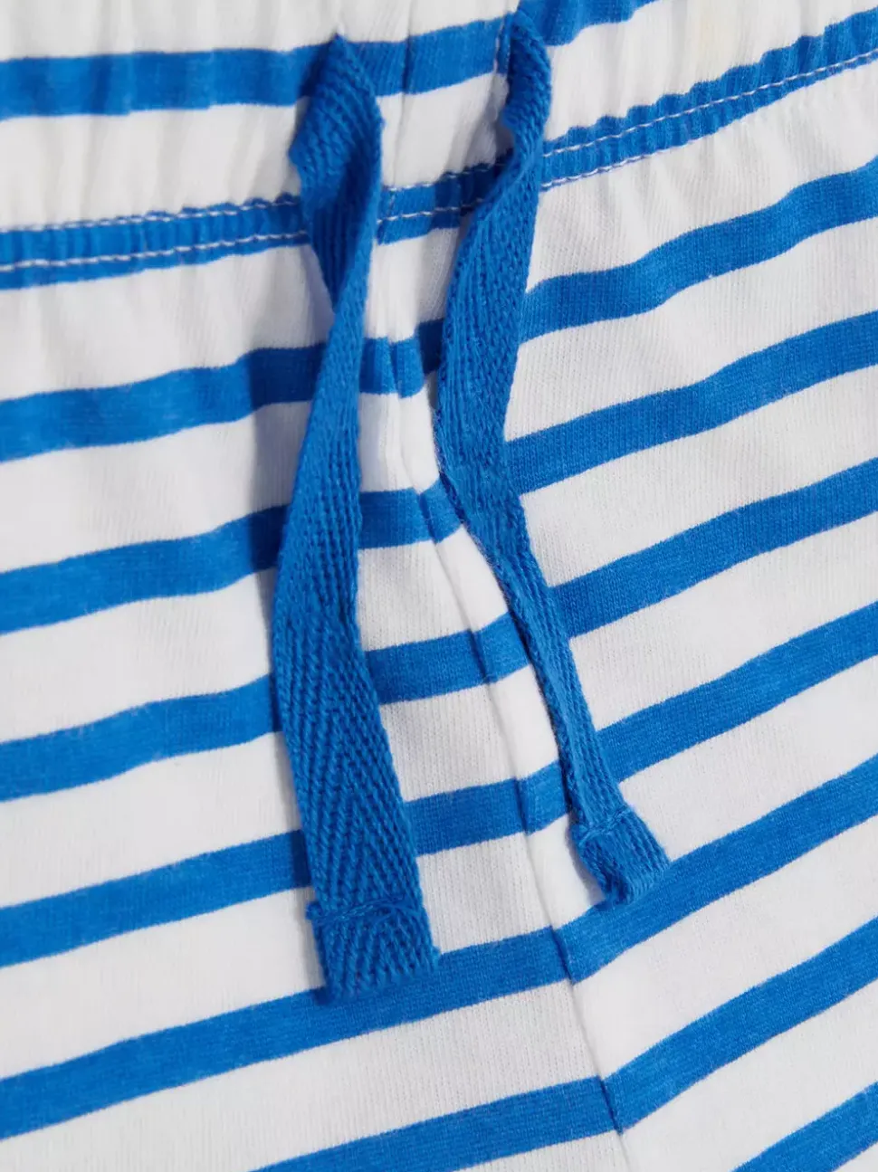 Długie szorty ze ściąganym sznurkiem w talii