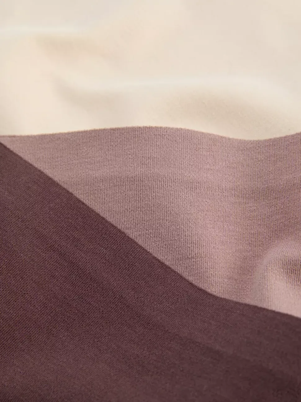 Dyskretne stringi w neutralnych kolorach, 3 pary