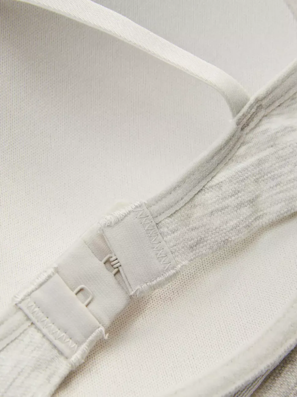 Formowany biustonosz pod T-shirt bez fiszbinów