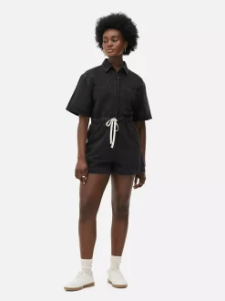 Funkcjonalny kombinezon z wiązaniem w talii