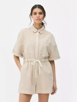 Funkcjonalny kombinezon z wiązaniem w talii