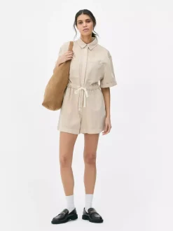 Funkcjonalny kombinezon z wiązaniem w talii