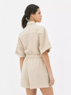 Funkcjonalny kombinezon z wiązaniem w talii