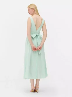 Gorsetowa sukienka midi bez rękawów