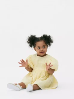 Haftowana sukienka z bufiastymi rękawami i falbanką