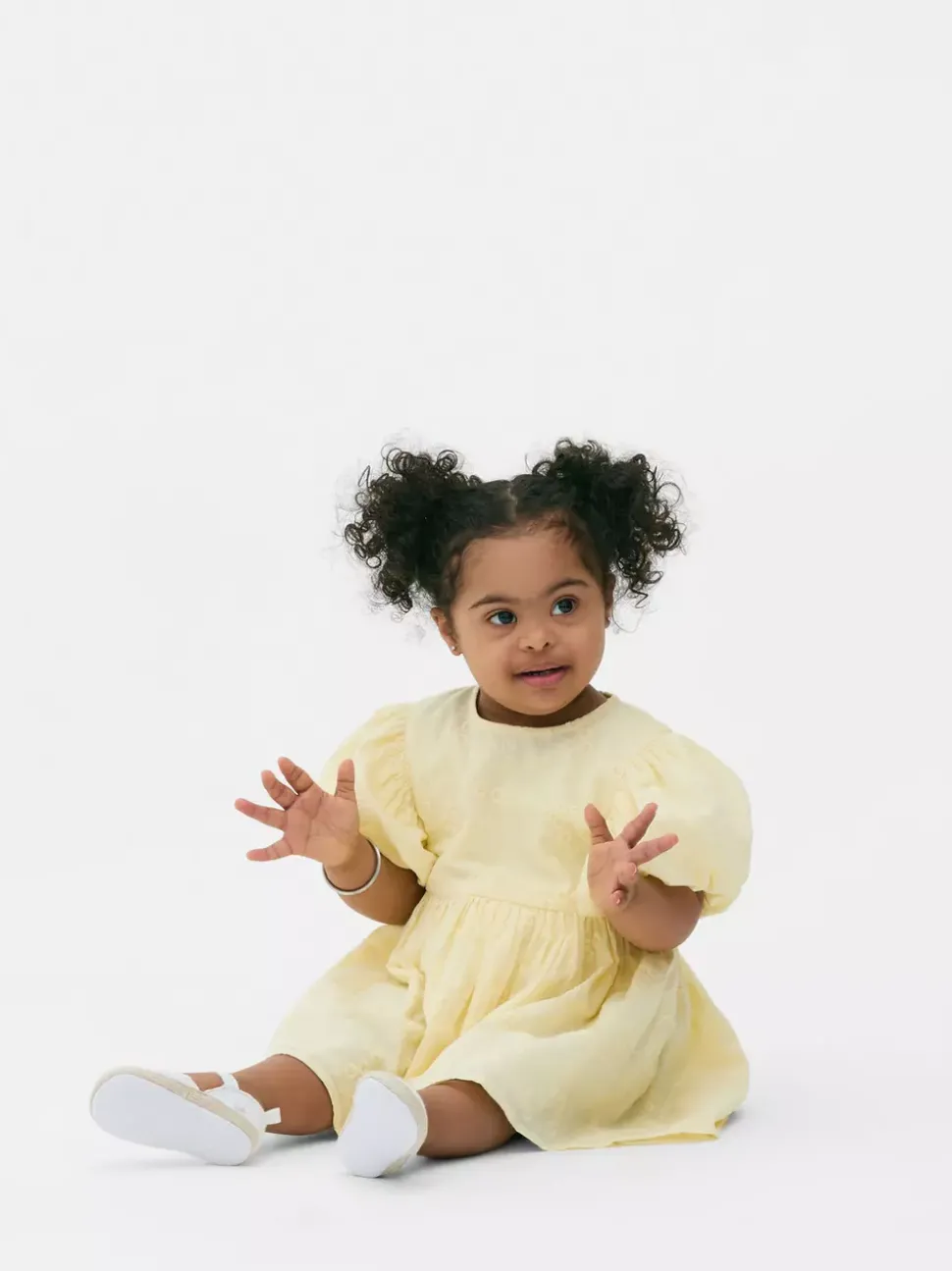 Haftowana sukienka z bufiastymi rękawami i falbanką