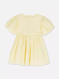 Haftowana sukienka z bufiastymi rękawami i falbanką