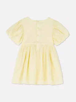 Haftowana sukienka z bufiastymi rękawami i falbanką