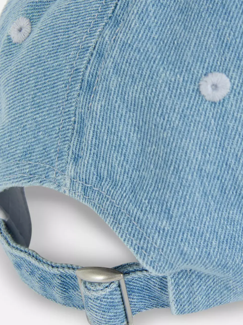 Jeansowa czapka z daszkiem i inicjałem