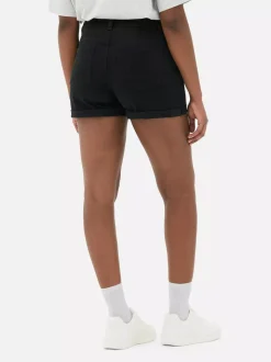 Jeansowe spodenki z podwiniętymi nogawkami