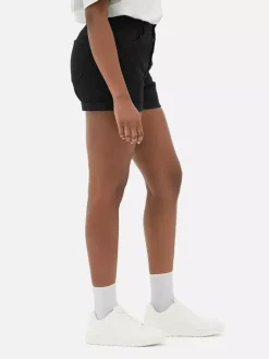 Jeansowe spodenki z podwiniętymi nogawkami