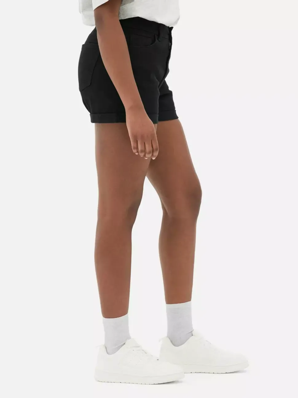 Jeansowe spodenki z podwiniętymi nogawkami