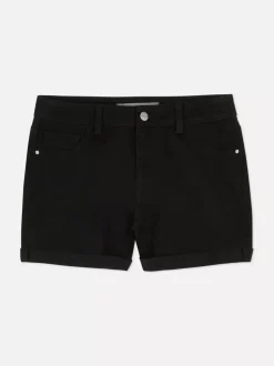 Jeansowe spodenki z podwiniętymi nogawkami