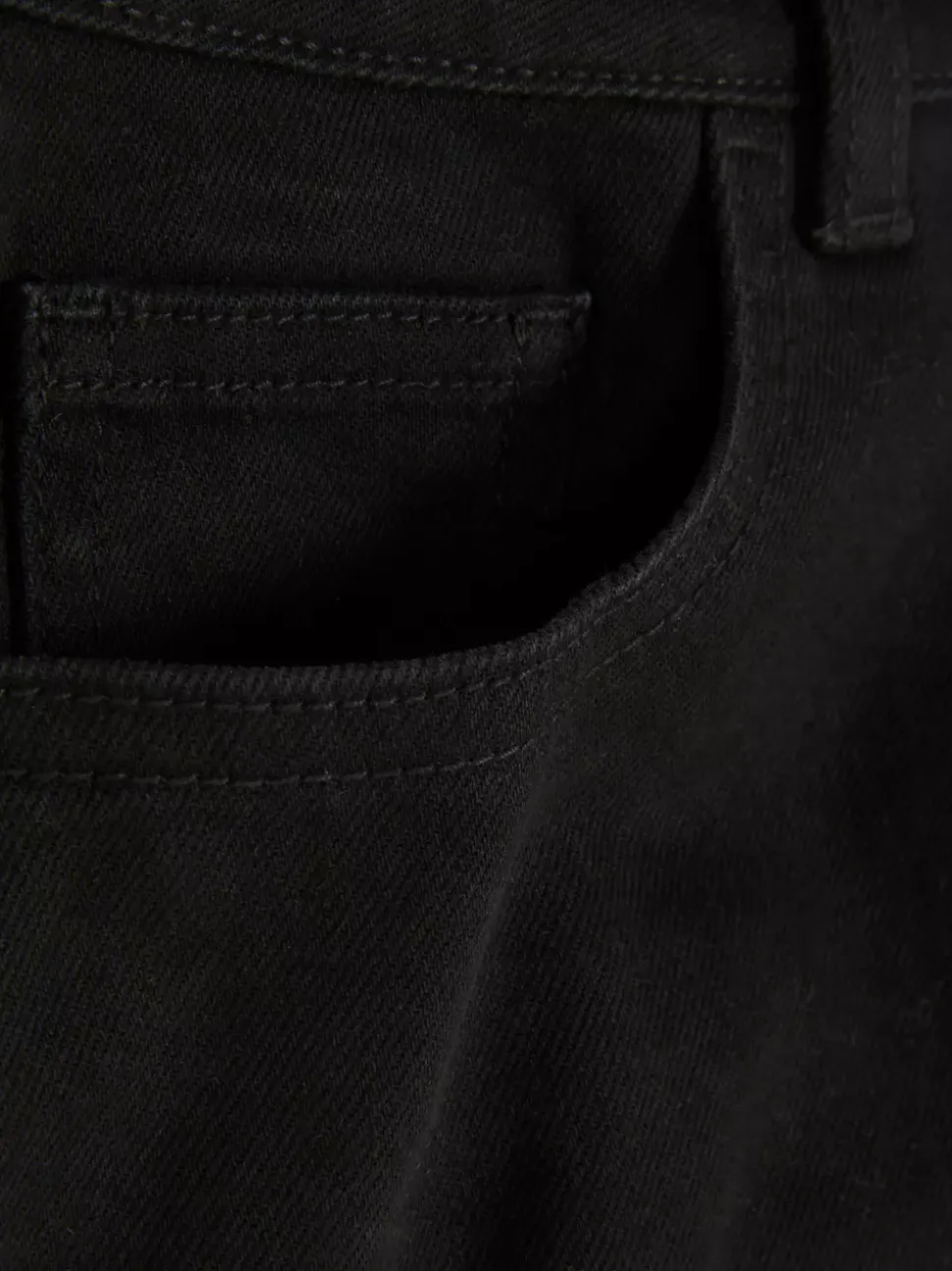 Jeansowe spodenki z podwiniętymi nogawkami