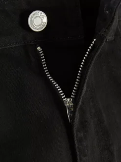 Jeansowe spodenki z podwiniętymi nogawkami